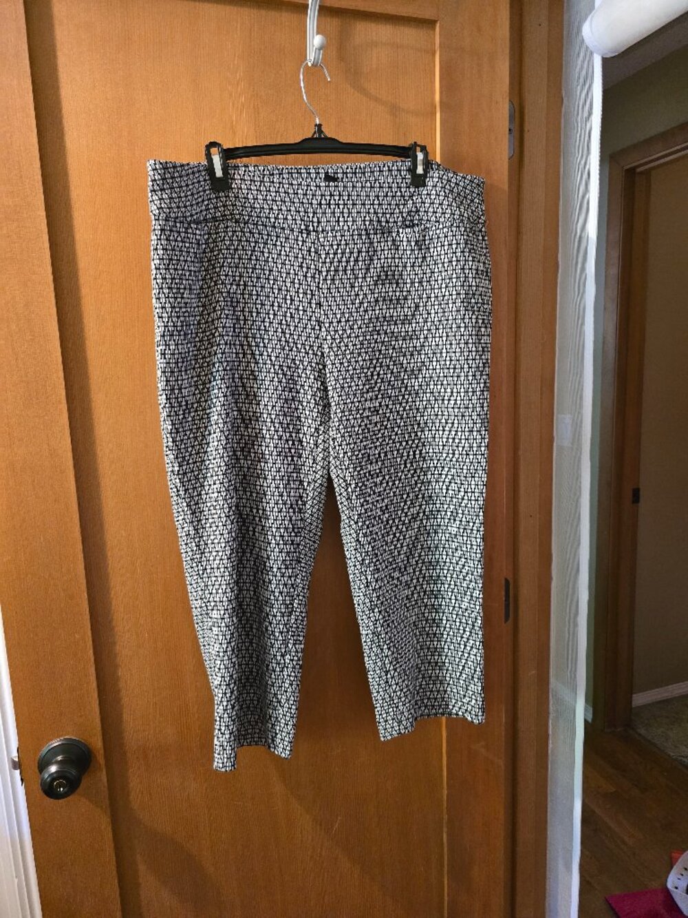 Alfani Black & White Geometric Diamond Print Pull On Capri Pants